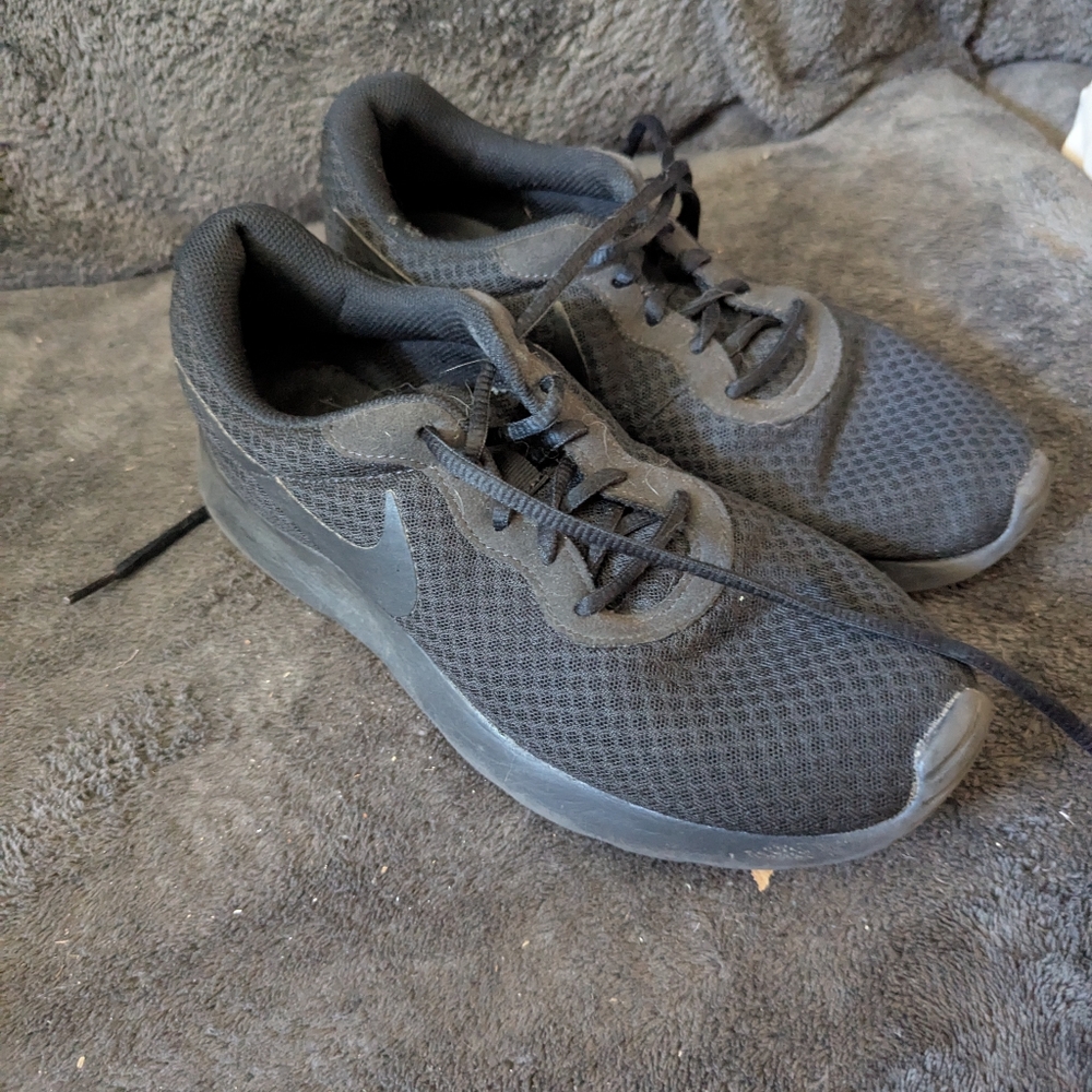 Nike Men's Black Mesh Sneakers